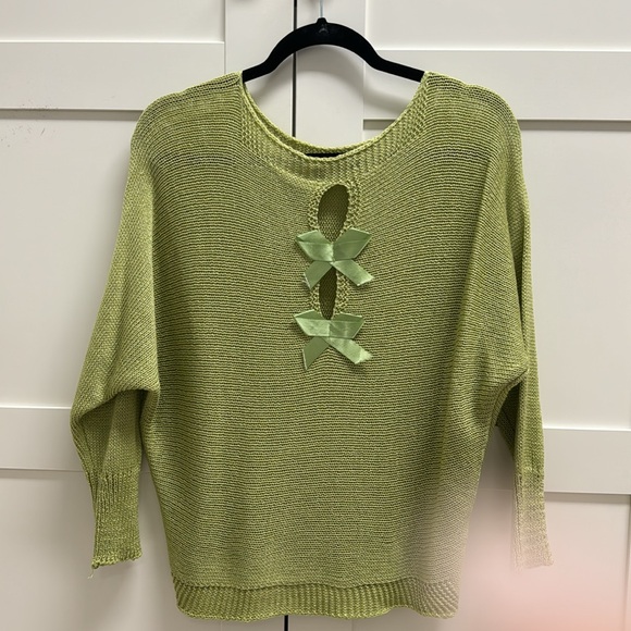 Light green top Medium -large size - Picture 3 of 3